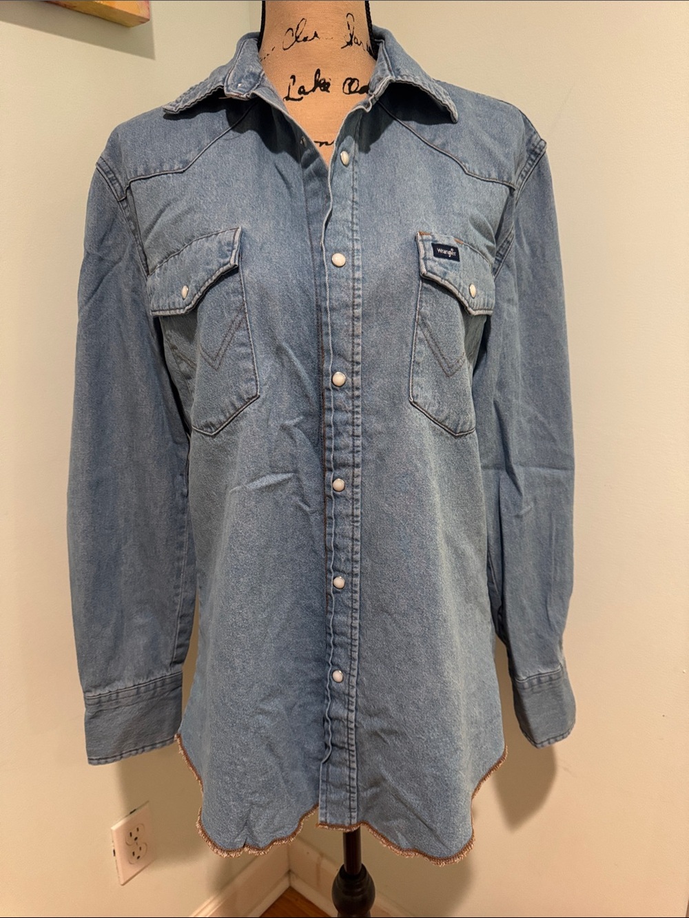 Men’s size medium Wrangler Light Blue Denim Western Shirt with Snap Front